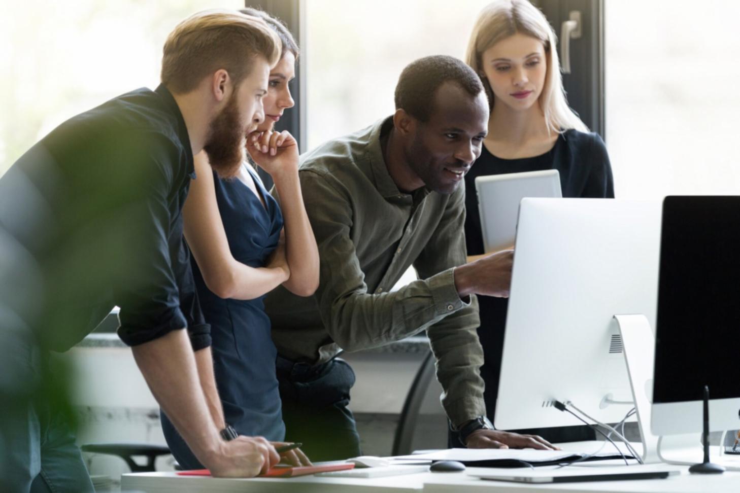 Equipo de análisis financiero revisando tendencias de mercado